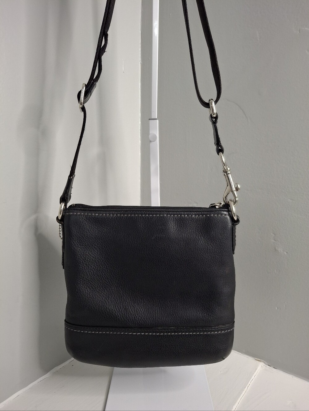Coach Black Pebbled Leather Crossbody Bag w/ Turnlock  Pocket Messenger EUC - Picture 2 of 6